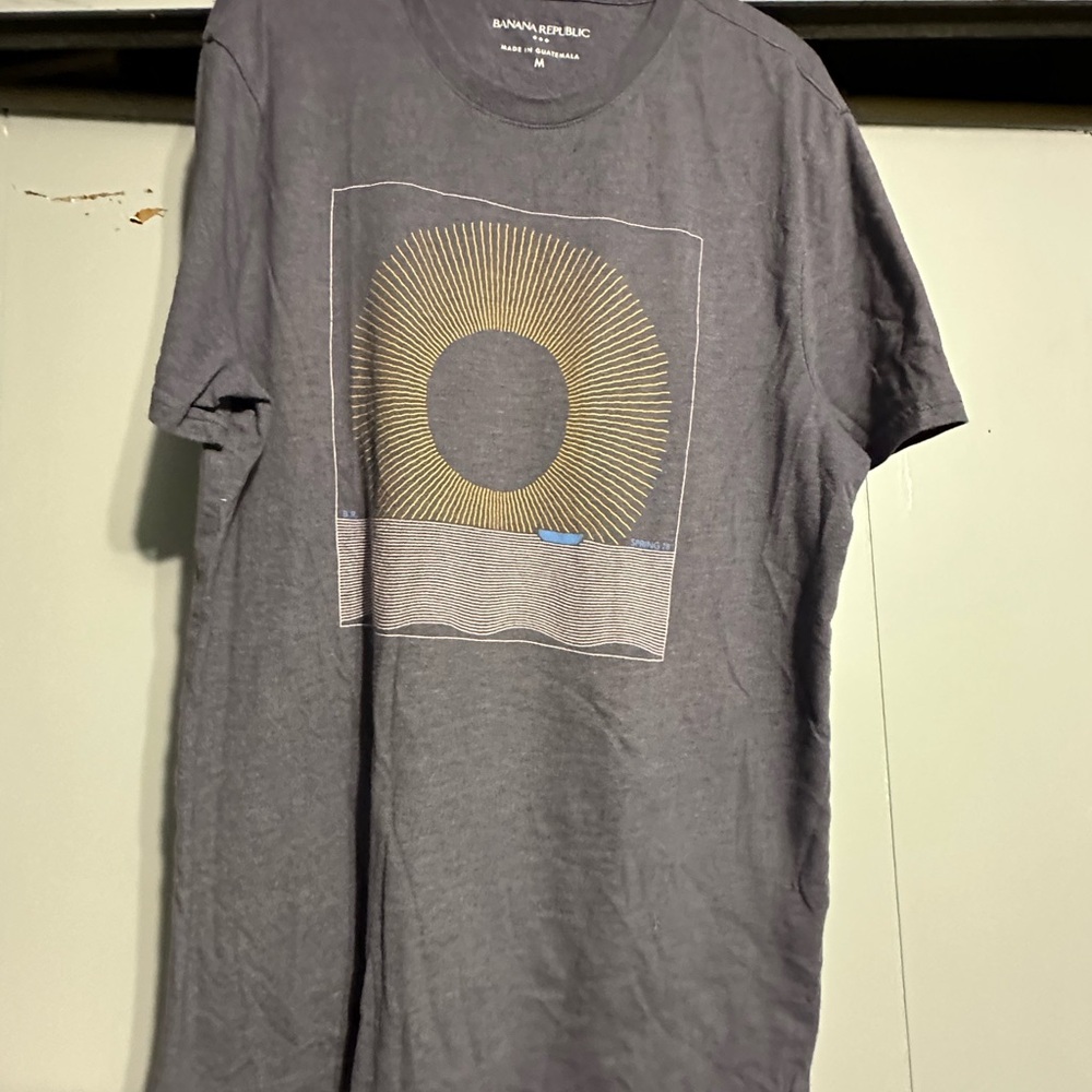 Banana Republic Heather Blue Short Sleeve Tee with Abstract Design